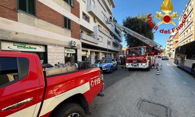 Teramo, anziana assistita in casa con l’autoscala dei pompieri