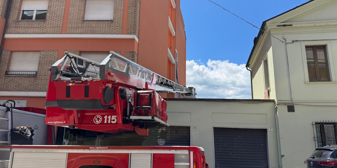 Teramo, distacco dal cappotto di un palazzo: viabilità ridotta