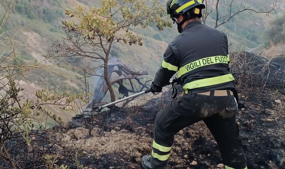 Notte di incendi nel Teramano, superlavoro per i vigili del fuoco