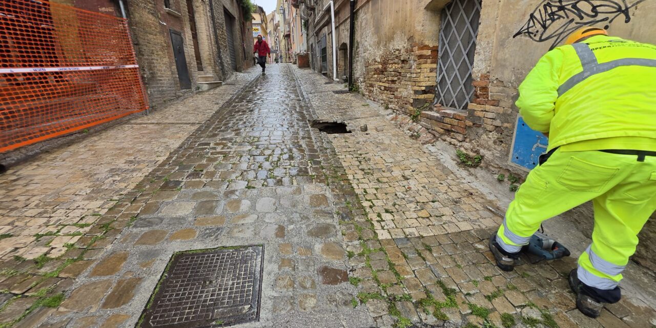 Voragine in via Mazzini, esplorati i vuoti sotto il centro
