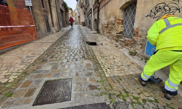 Voragine in via Mazzini, esplorati i vuoti sotto il centro