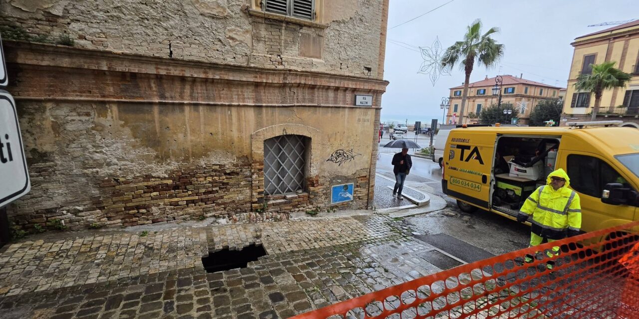 Voragine in via Mazzini, spuntano cunicoli sotto Giulianova