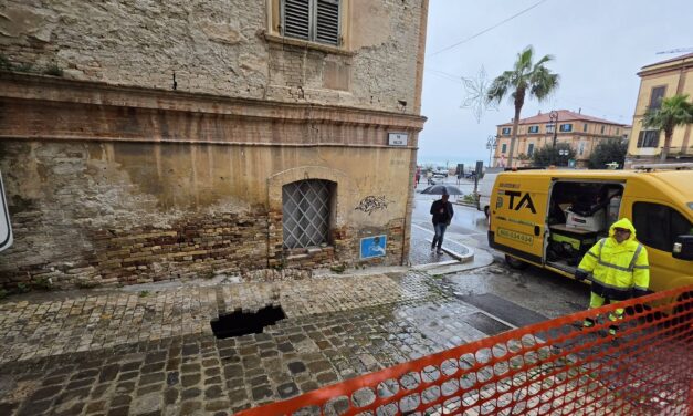 Voragine in via Mazzini, spuntano cunicoli sotto Giulianova