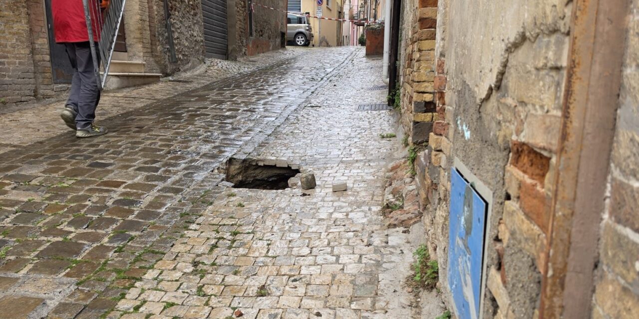 Giulianova, verifiche nel sottosuolo dopo il cedimento in via Mazzini