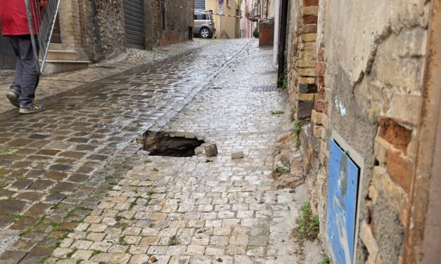 Cedimento in via Mazzini, transennata una zona del centro