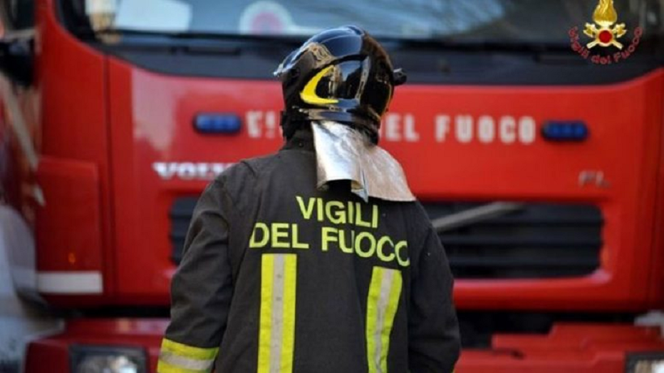 A14, traffico fermo verso sud per un camion in fiamme