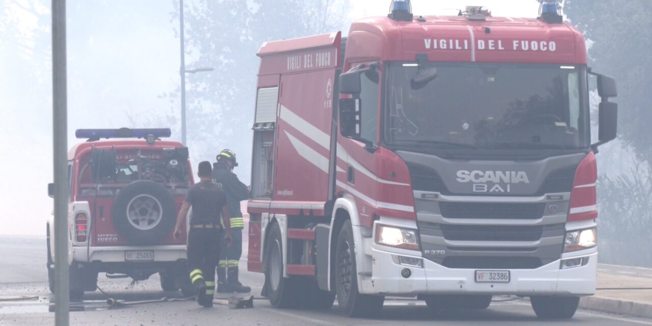 Incendio di sterpaglie a Città Sant’Angelo: ore di lavoro per spegnere le fiamme