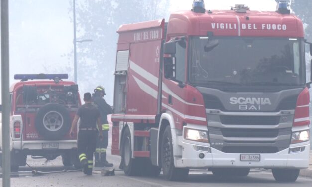 Incendio di sterpaglie a Città Sant’Angelo: ore di lavoro per spegnere le fiamme
